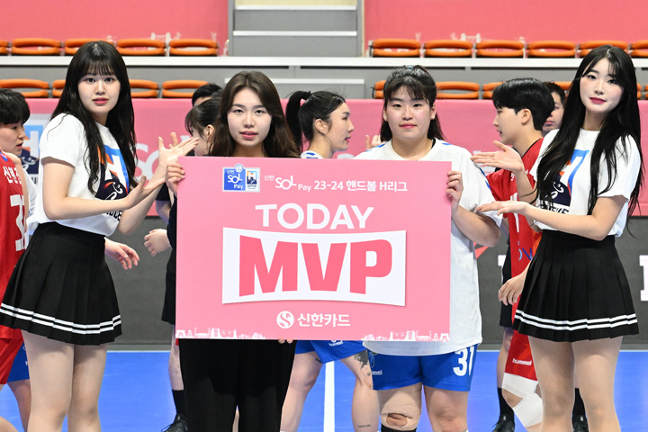 庆尚南道开发公司崔智惠在新韩SOL Pay 23-24手球H联赛女子组第3轮对阵仁川市政府的比赛中当选MVP，照片由韩国手球联盟提供
