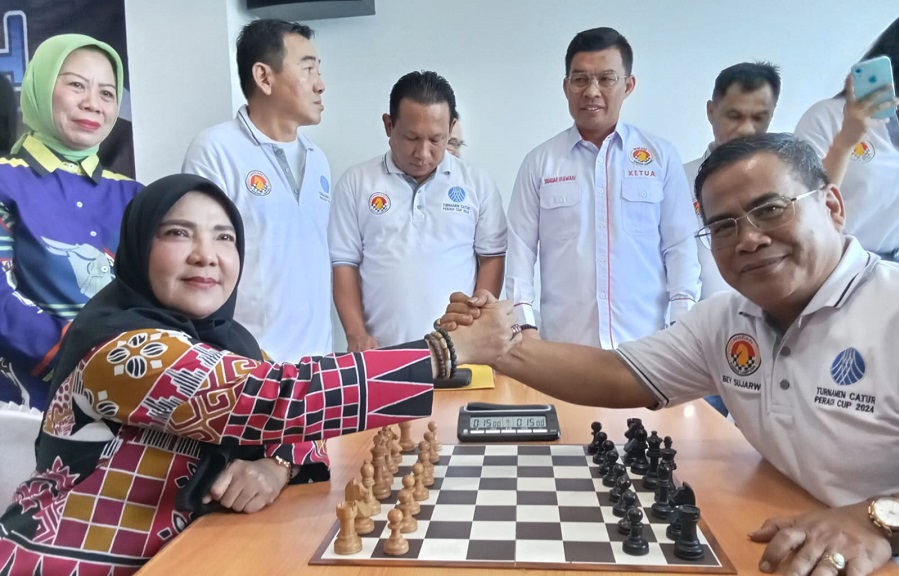 市长 Eva Dwiana 宣布 2024 年佩拉迪杯国际象棋锦标赛开幕