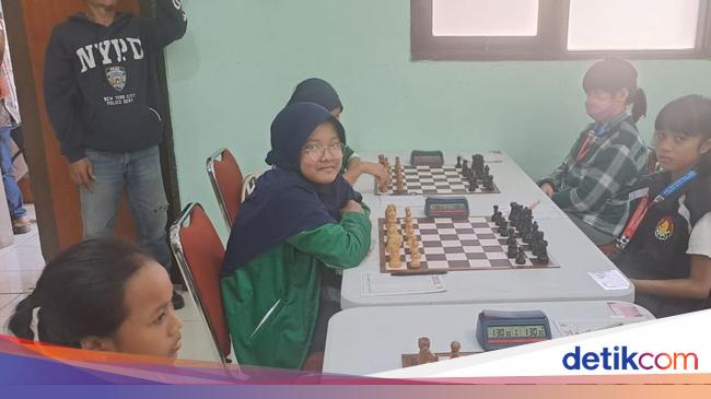 MI Gresik V班学生在全国国际象棋锦标赛中获得铜牌，准备前往越南